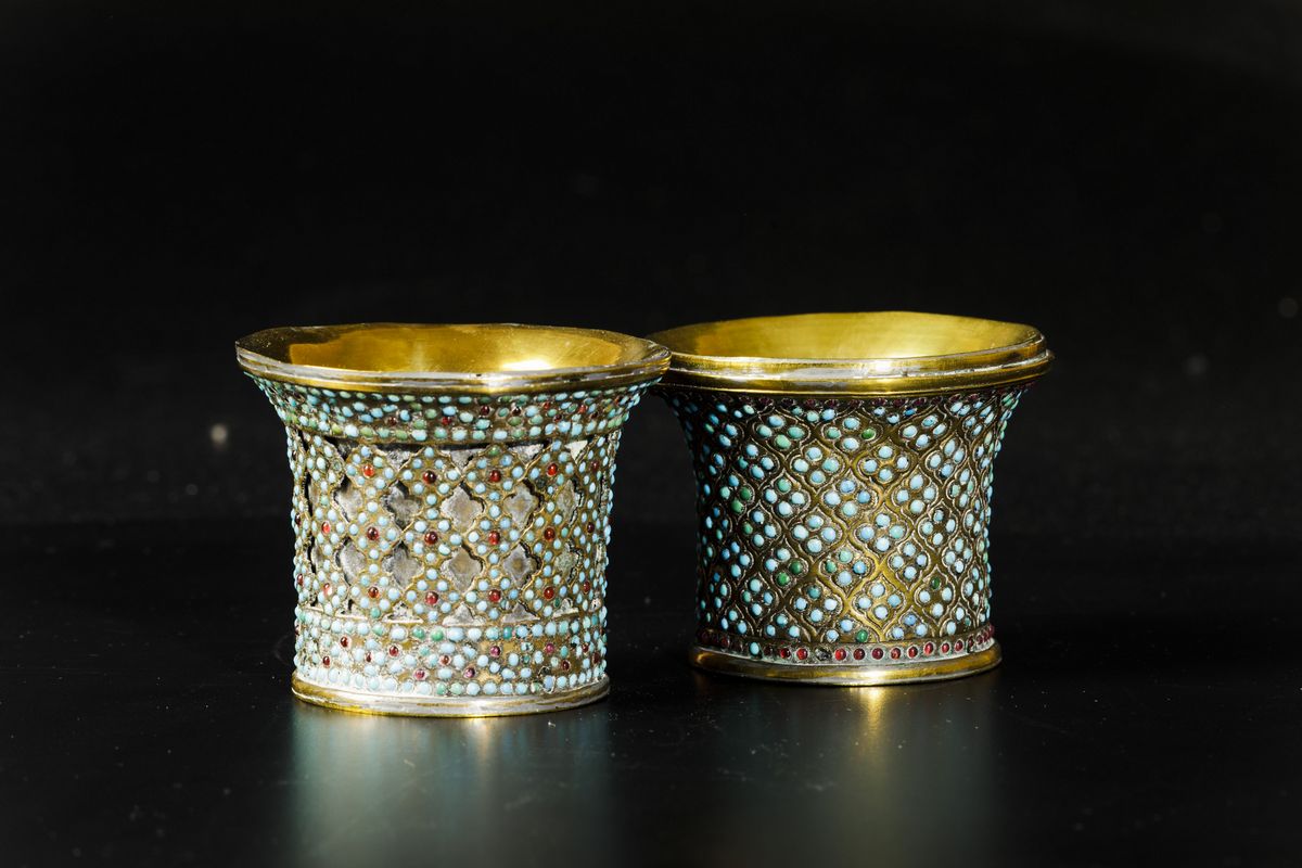 Coppia di Piccole Coppe in Bronzo Dorato con Innesti in Turchese e Pietre Dure, Turchia, XIX Seco...