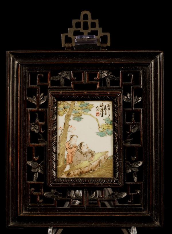 Placca in porcellana a smalti policromi raffigurante saggio con fanciullo entro paesaggio e iscrizione, Cina, Dinastia Qing, XIX secolo