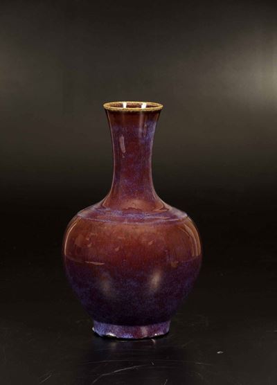 Vaso a Bottiglia in Porcellana Flambè sui Toni del Sangue di Bue e del Viola, Cina, Dinastia Qing...