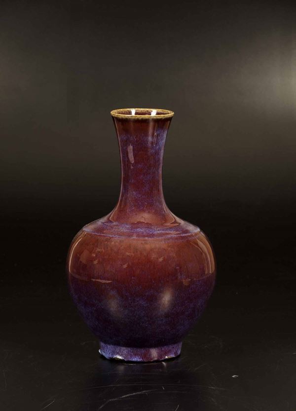 Vaso a bottiglia in porcellana flambè sui toni del sangue di bue e del viola, Cina, Dinastia Qing, epoca Guangxu (1875-1908)