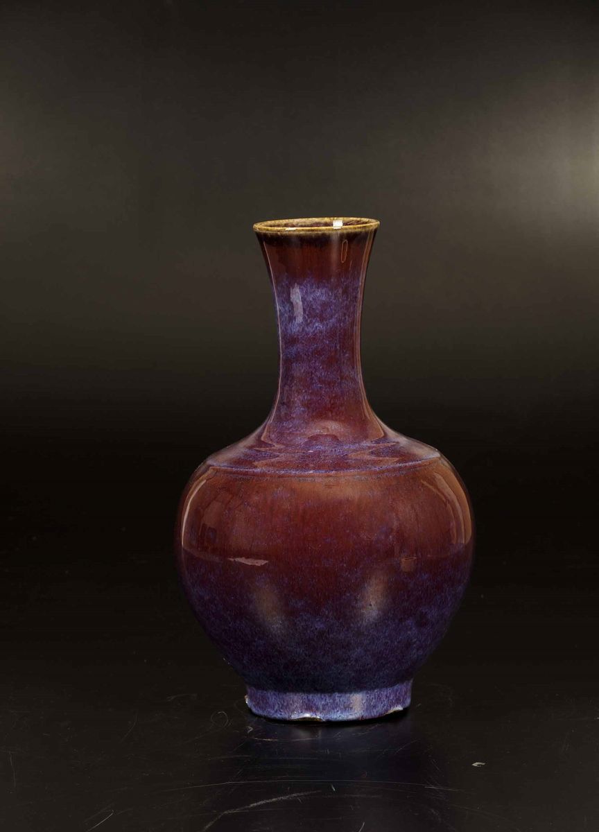 Vaso a Bottiglia in Porcellana Flambè sui Toni del Sangue di Bue e del Viola, Cina, Dinastia Qing...