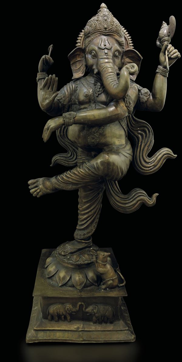 Grande scultura in ottone raffigurante Ganesh danzante, India, XX secolo