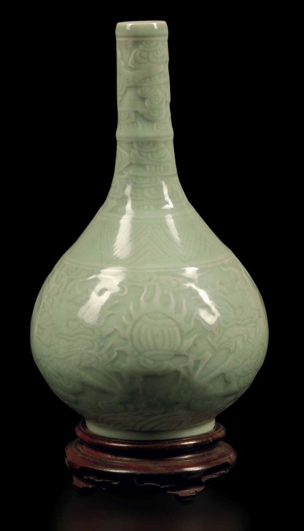 Vaso a bottiglia in porcellana Celdon con decoro di draghi tra le nuvole a rilievo, Cina, Dinastia Qing, XIX secolo