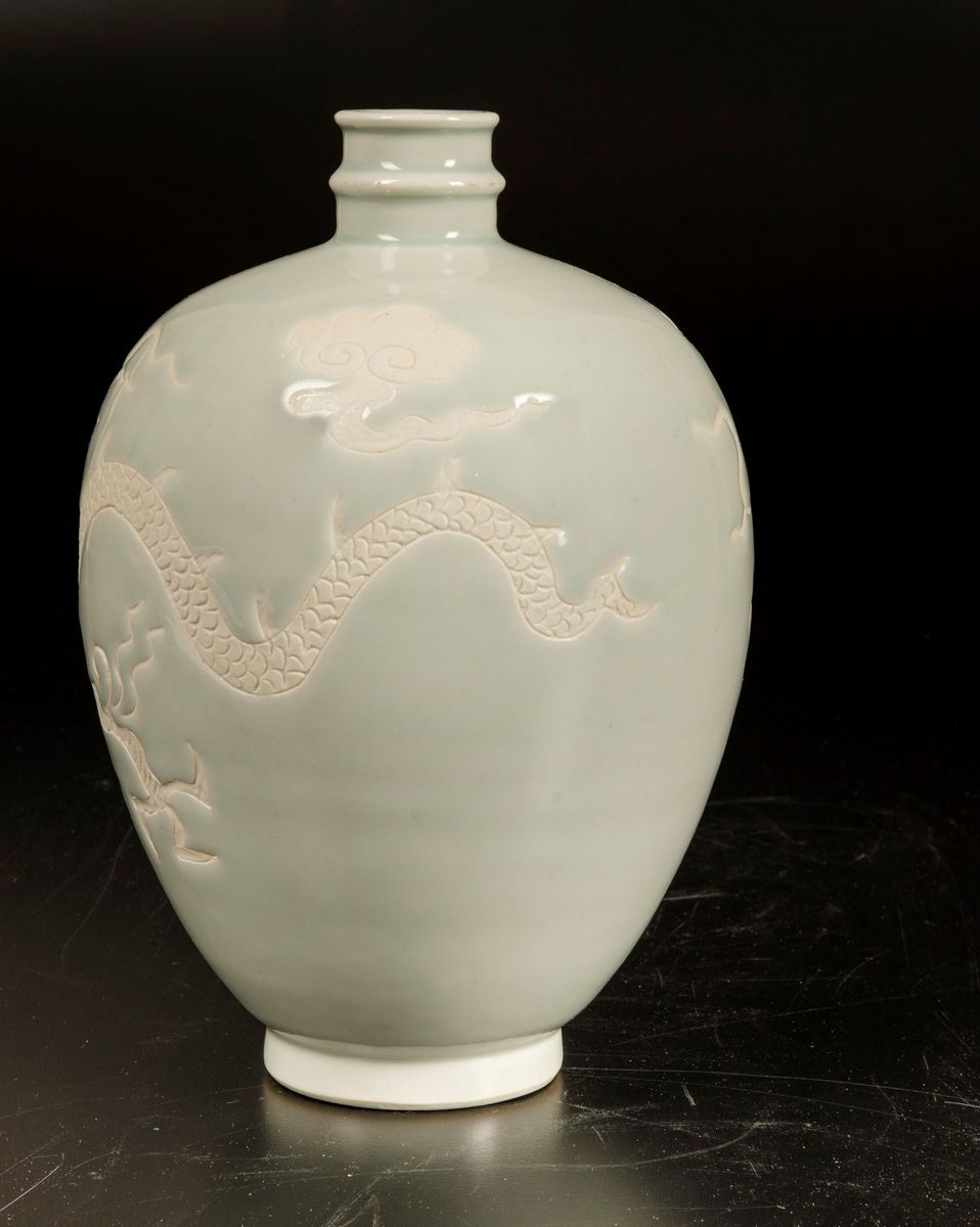 Vaso in Porcellana con Figura di Drago tra le Nuvole su Fondo Celadon, Cina, XX Secolo