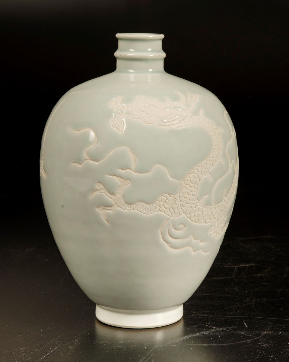 Vaso in Porcellana con Figura di Drago tra le Nuvole su Fondo Celadon, Cina, XX Secolo