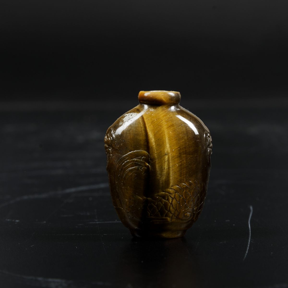 Lotto Composto da Cinque Snuff Bottles in Materiali Diversi, Cina, Dinastia Qing, XIX Secolo