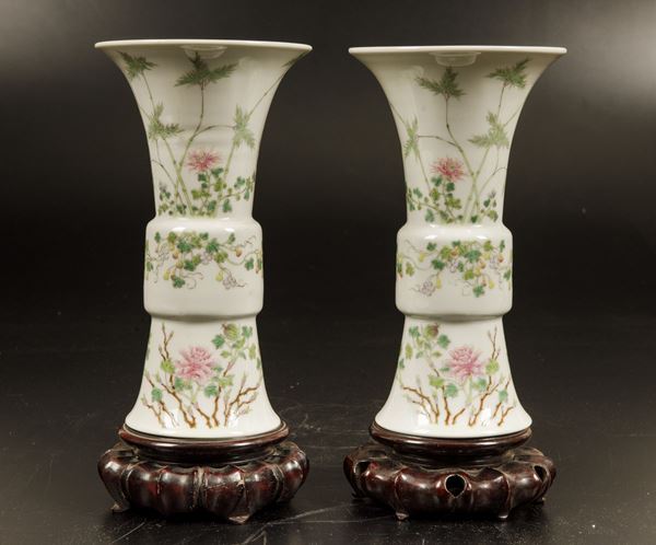 Coppia di vasi a tromba in porcellana con decori floreali, Cina, Dinastia Qing, epoca Guangxu (1875-1908)