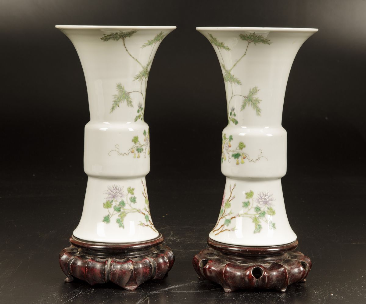 Coppia di Vasi a Tromba in Porcellana con Decori Floreali, Cina, Dinastia Qing, Epoca Guangxu (18...