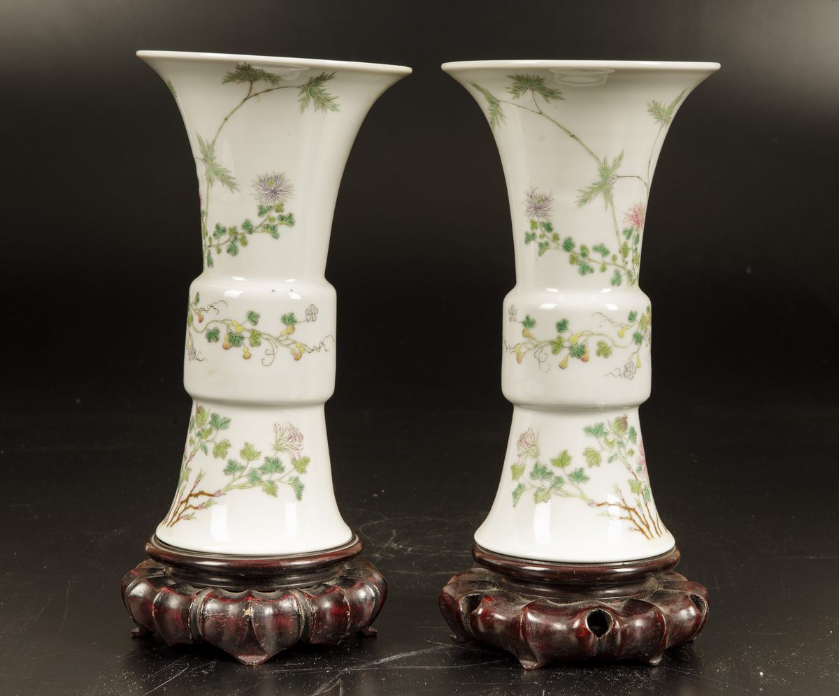 Coppia di Vasi a Tromba in Porcellana con Decori Floreali, Cina, Dinastia Qing, Epoca Guangxu (18...