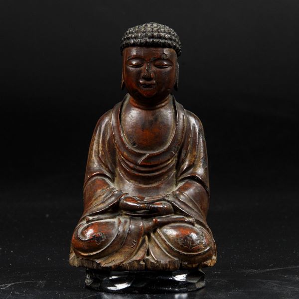 Piccola figura di Buddha Amitayus scolpita in legno, Cina, Dinastia Qing, XVIII secolo