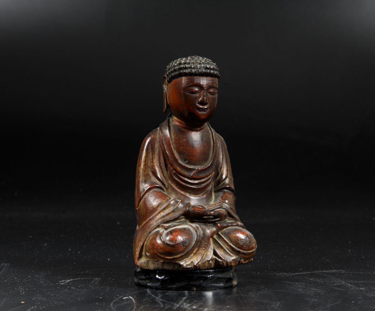 Piccola Figura di Buddha Amitayus Scolpita in Legno, Cina, Dinastia Qing, XVIII Secolo