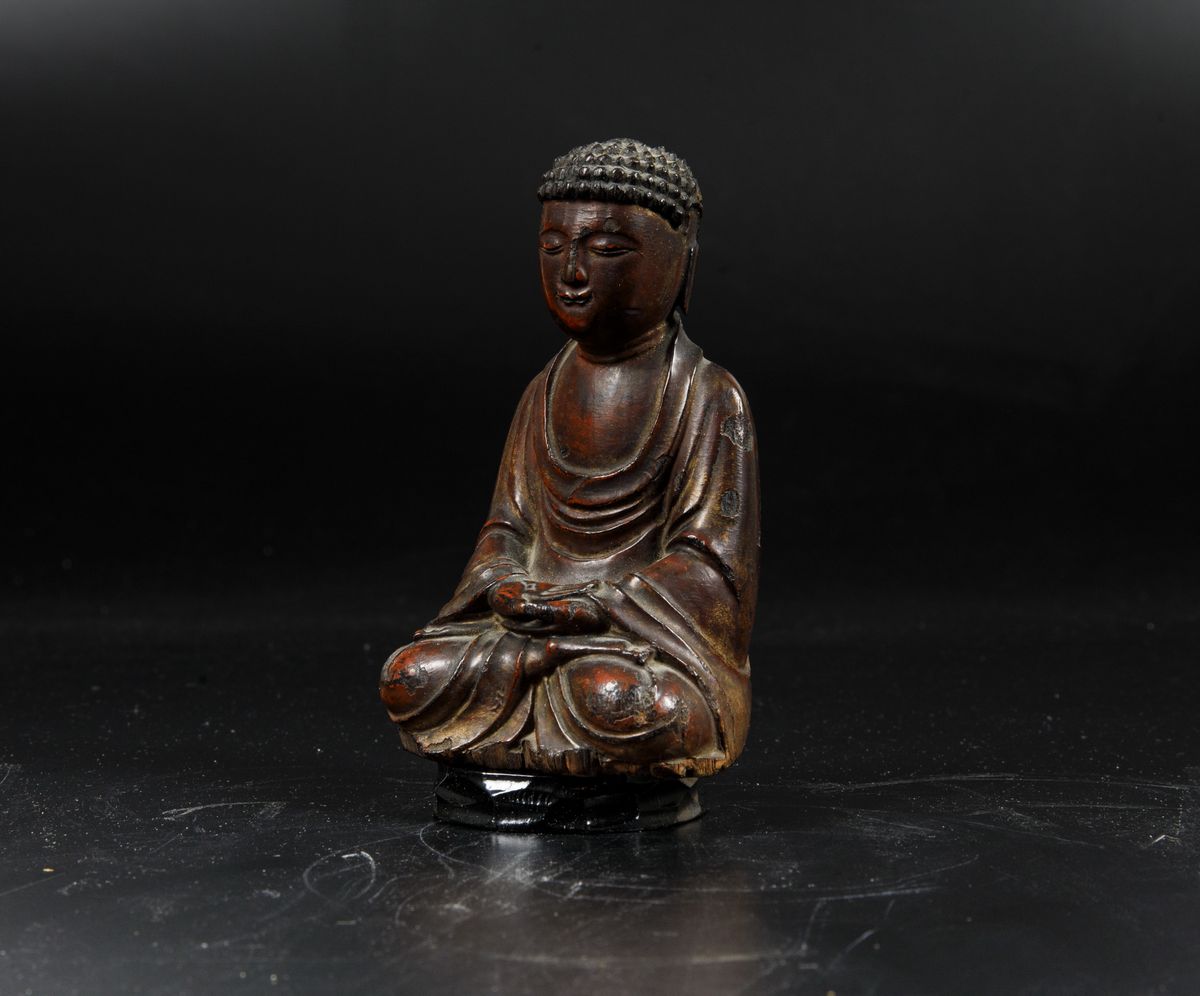 Piccola Figura di Buddha Amitayus Scolpita in Legno, Cina, Dinastia Qing, XVIII Secolo