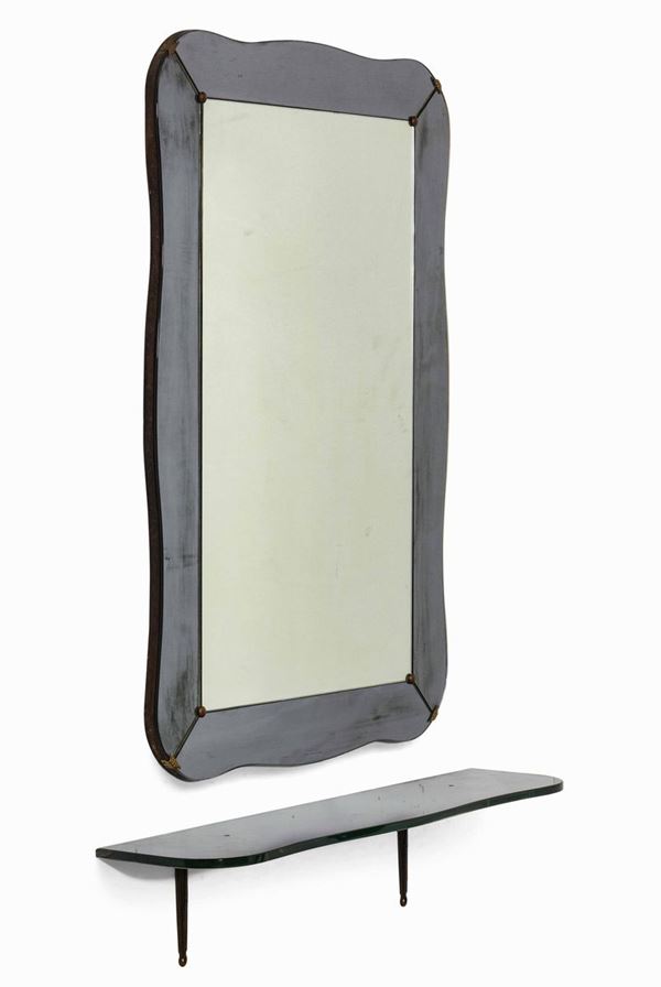 Specchiera e mensola a parete in cristallo sagomato, molato e colorato e vetro specchiato.