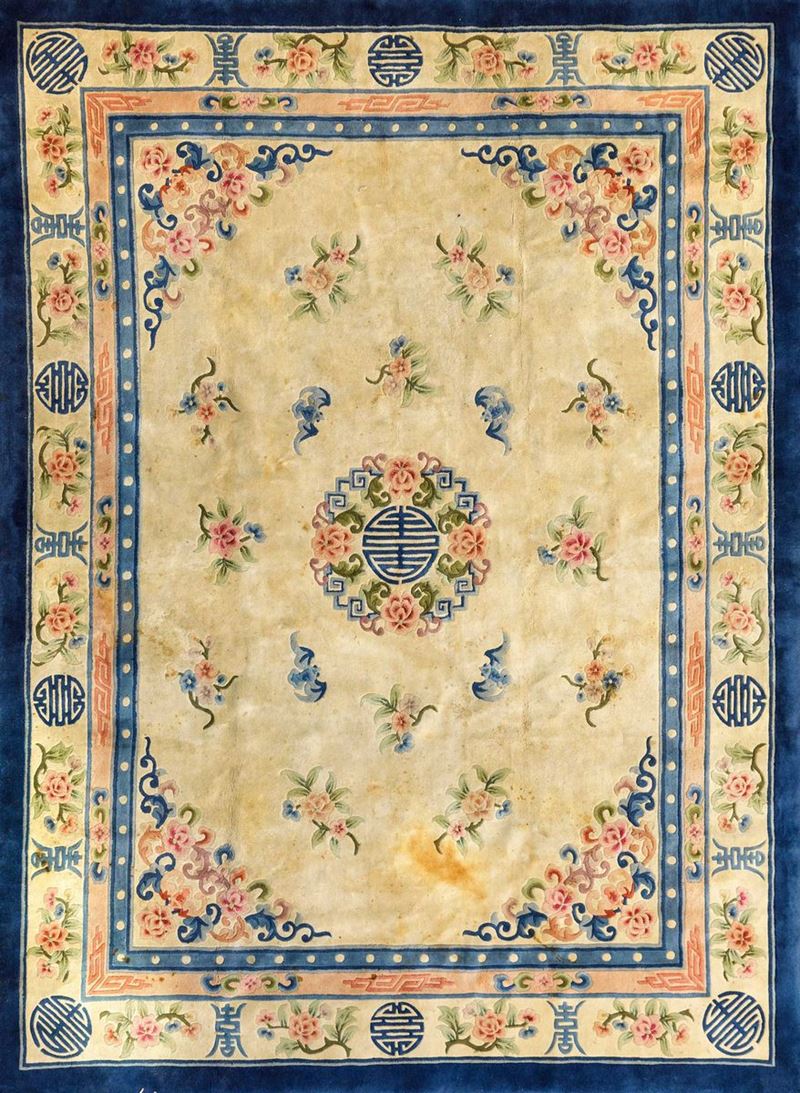 Grande tappeto Pechino con simboli taoisti, decori floreali e pipistrelli su fondo beige, Cina, inizi XX secolo  - Asta Arte Orientale | Virtual - Cambi Casa d'Aste
