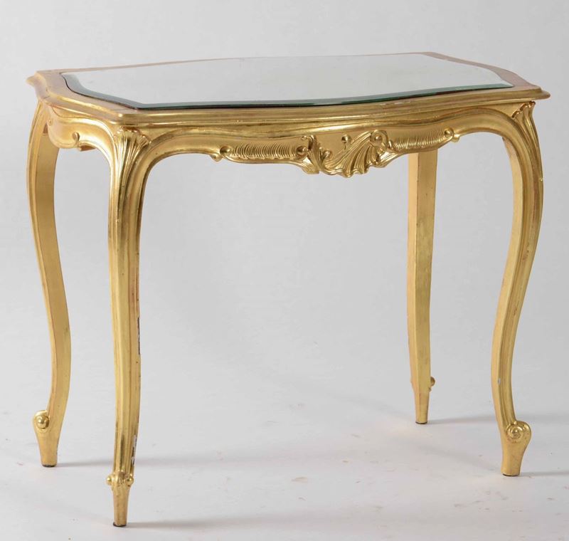 Tavolino in legno intagliato e dorato, XX secolo  - Asta Antiquariato Gennaio | Cambi Time - Cambi Casa d'Aste
