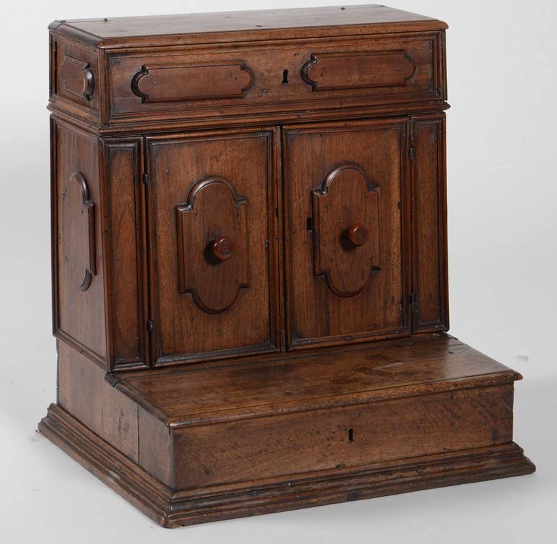 Inginocchiatoio in noce pannellato, XVIII secolo  - Auction Antiques January | Time Auction - Cambi Casa d'Aste
