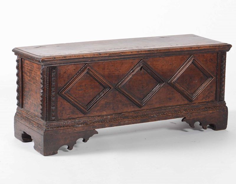Piccola cassapanca in legno intagliato, XVIII secolo  - Auction Antiques January | Time Auction - Cambi Casa d'Aste