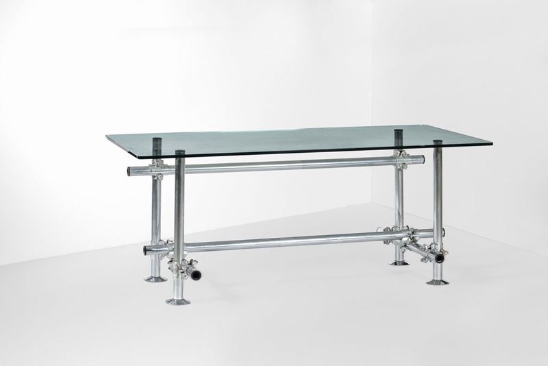 Tavolo con struttura tubolare in metallo e piano in vetro.  - Auction Design Lab - Cambi Casa d'Aste