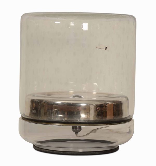 Lampada da tavolo con struttura in metallo e diffusore in vetro.