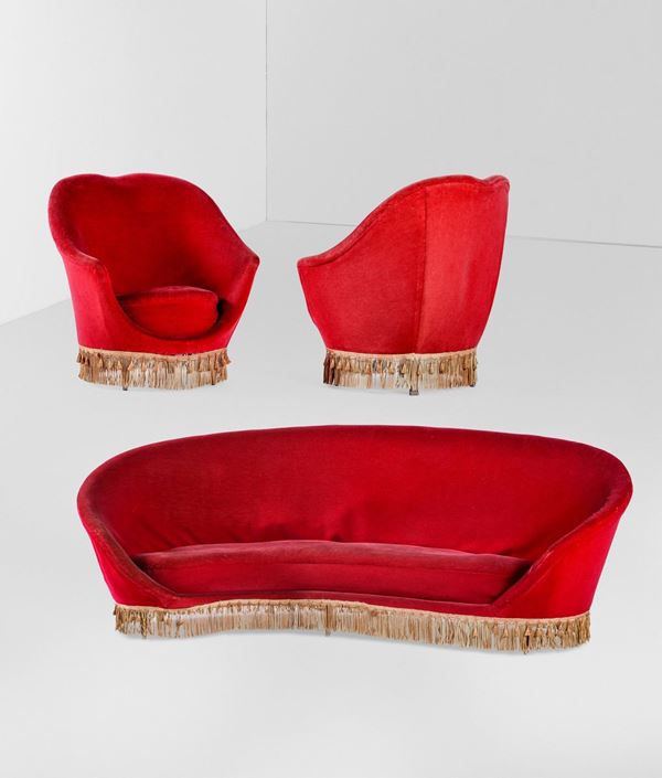 Salotto composto da un divano e coppia di poltrone con struttura e sostegni in legno e rivestimento in velluto.