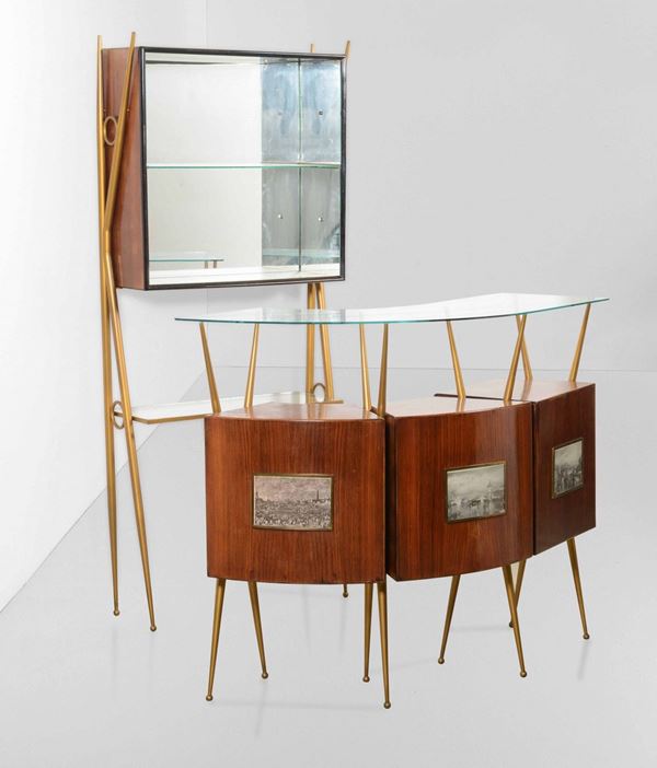 Mobile bar con struttura in legno, vetro specchiato, sostegni e particolari in ottone. Piani in cristallo molato e sagomato.