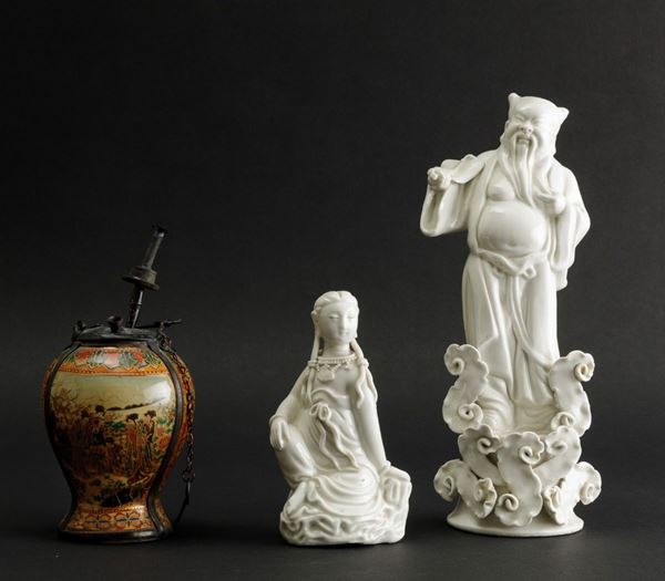 Lotto di tre cineserie di cui due figure in porcellana Blanc de Chine e un vasetto in smalto, Cina, Dinastia Qing, XIX secolo