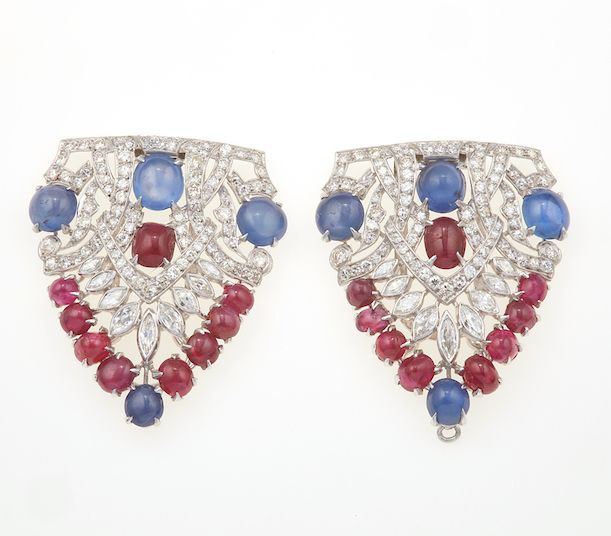 Coppia di clips con rubini e zaffiri taglio cabochon e diamanti  - Auction Fine Jewels - Cambi Casa d'Aste