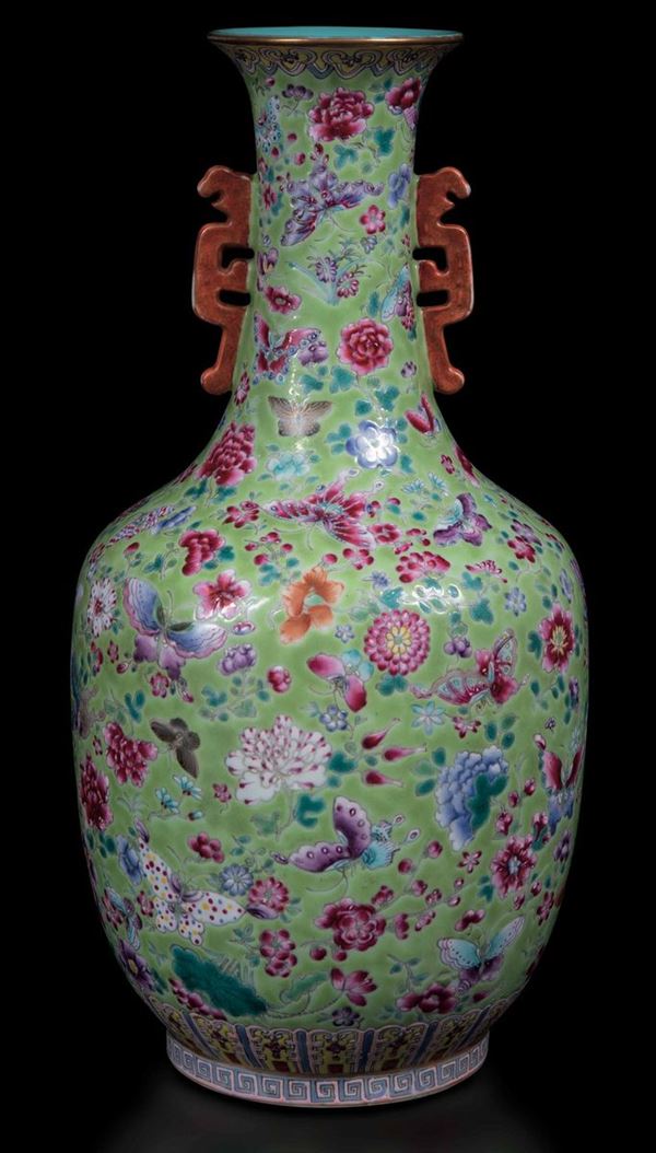 Vaso in porcellana a smalti policromi a doppia ansa con decoro floreale su fondo verde, Cina, Dinastia Qing, probabilmente marca e del periodo Daoguang (1821-1850)
