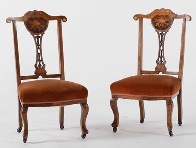 Coppia di Sedie Basse in Legno Intarsiato. Inghilterra, XIX Secolo