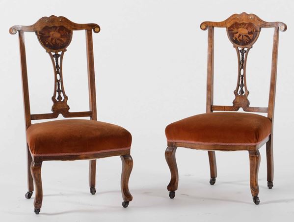 Coppia di sedie basse in legno intarsiato. Inghilterra, XIX secolo