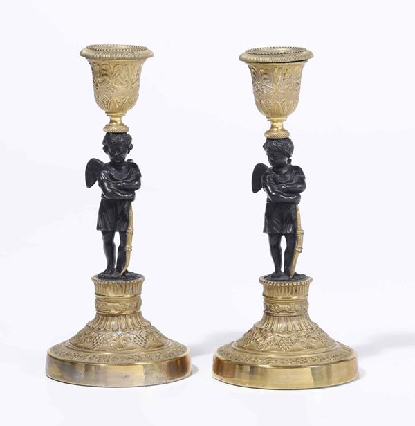 Coppia di piccoli candelieri in bronzo patinato e bronzo dorato, XIX secolo