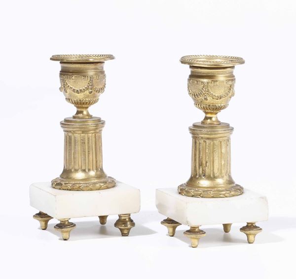 Coppia di piccoli candelieri in bronzo dorato e basi in marmo bianco, XIX secolo