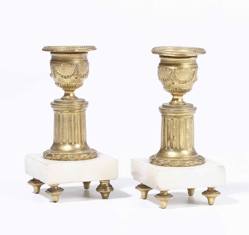 Coppia di piccoli candelieri in bronzo dorato e basi in marmo bianco, XIX secolo  - Asta Scultura e Oggetti d'Arte | Cambi Time - Cambi Casa d'Aste