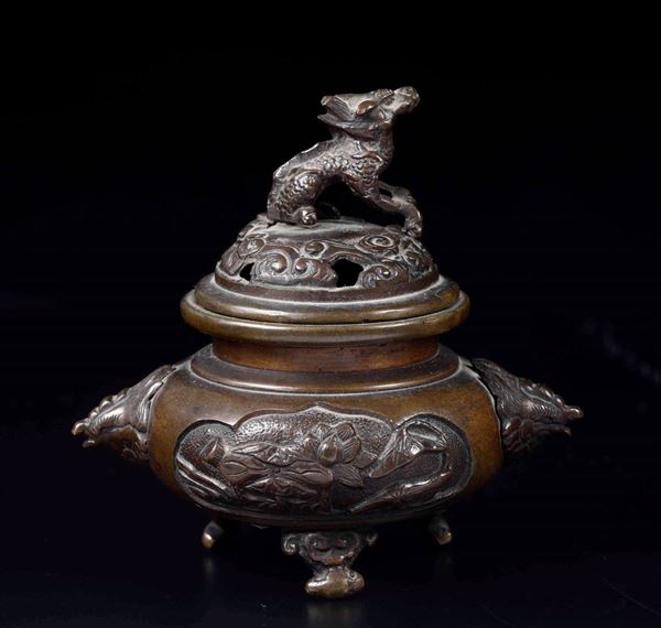 Incensiere tripode in bronzo con soggetti naturalistici entro riserve e presa del coperchio a foggia di draghetto, Giappone, XIX secolo