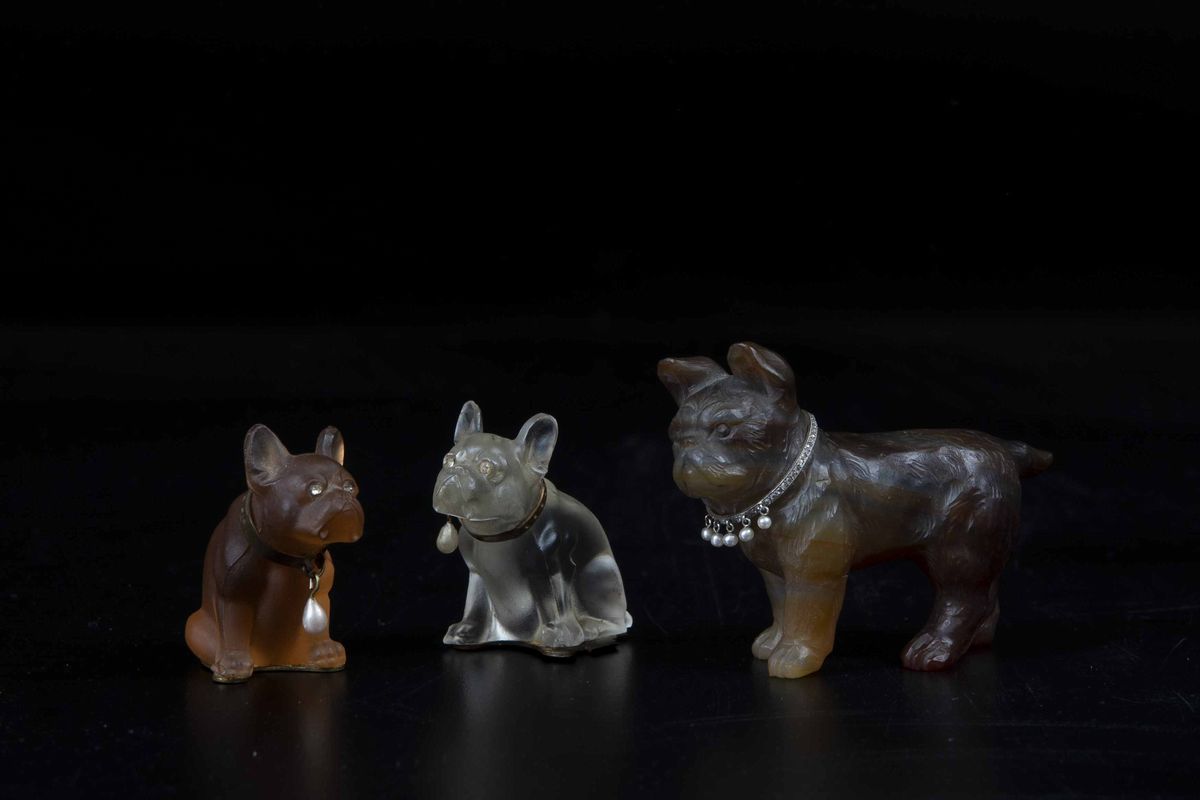 Tre Bulldog Francesi Pietra Dura e Cristallo di Rocca. Collari in Metallo Dorato, Smalti e Perlin...