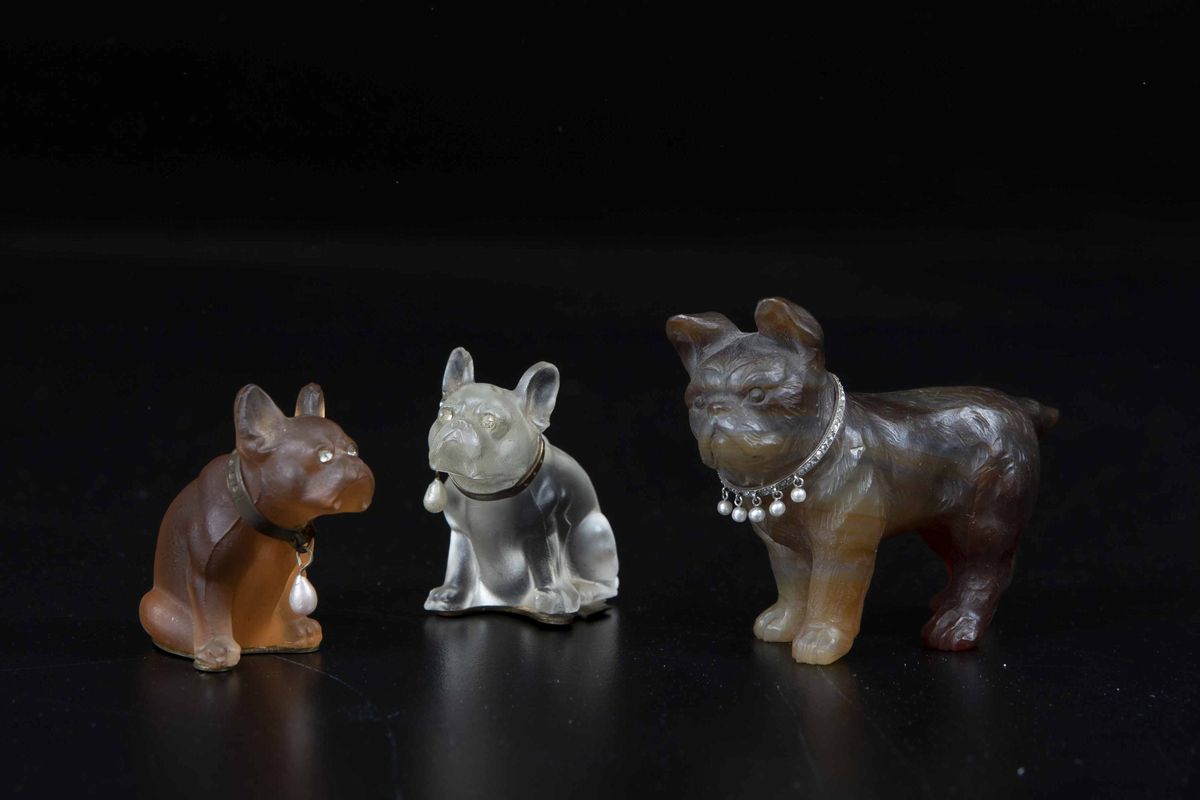 Tre Bulldog Francesi Pietra Dura e Cristallo di Rocca. Collari in Metallo Dorato, Smalti e Perlin...
