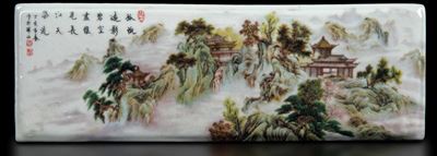 Placca in Porcellana Raffigurante Paesaggio con Pagode e Iscrizione, Cina, 1950 Ca.