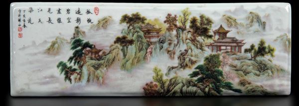 Placca in porcellana raffigurante paesaggio con pagode e iscrizione, Cina, 1950 ca.