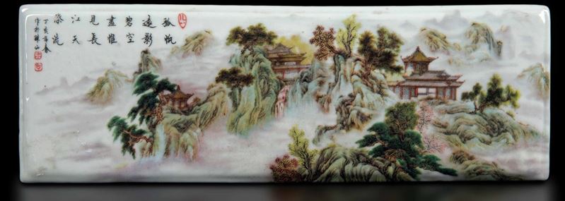 Placca in porcellana raffigurante paesaggio con pagode e iscrizione, Cina, 1950 ca.  - Asta Fine Chinese Works of Art - Cambi Casa d'Aste