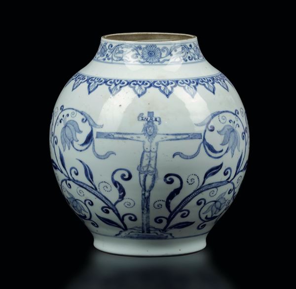 Rarissimo vaso in porcellana bianca e blu per l'esportazione con decori floreali e soggetti religiosi, Cina, Dinastia Qing, epoca Kangxi (1662-1722)