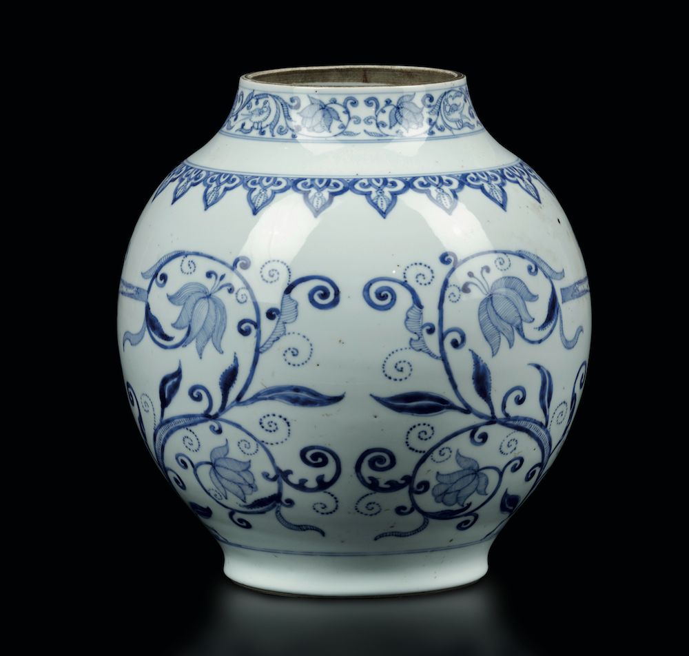 Rarissimo Vaso in Porcellana Bianca e Blu per L'esportazione con Decori Floreali e Soggetti Relig...