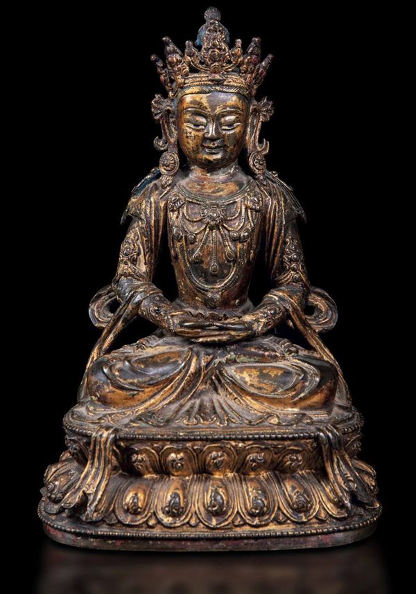 Figura di Avalokiteshvara seduto su doppio fiore di loto in bronzo dorato con tracce di policromia, Cina, Dinastia Ming, periodo Zhenghua (1465-1487)