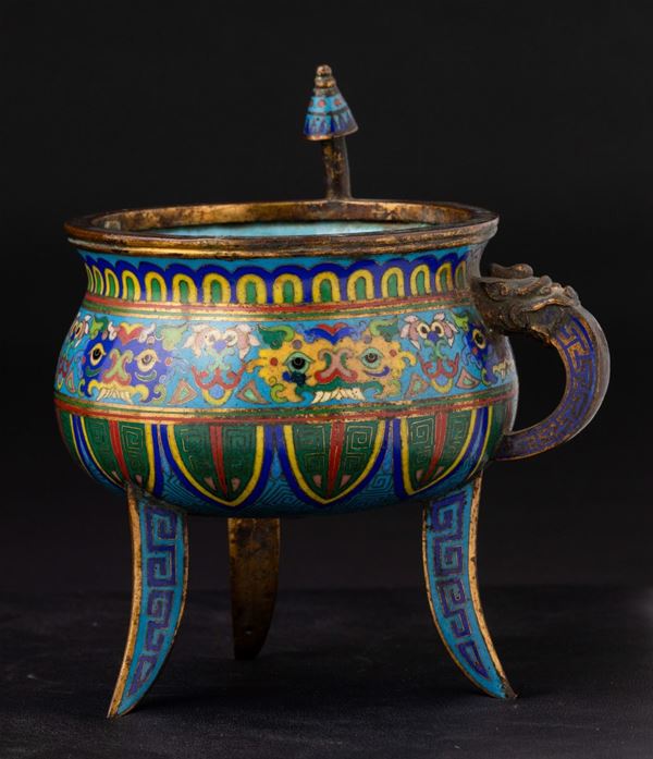 Incensiere tripode a smalti cloisonnè con decori d'ispirazione arcaica e ansa con mascherone, Cina, Dinastia Qing, XIX secolo