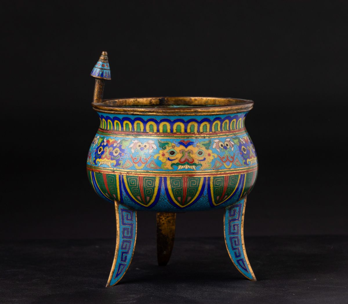 Incensiere Tripode a Smalti Cloisonnè con Decori D'ispirazione Arcaica e Ansa con Mascherone, Cin...
