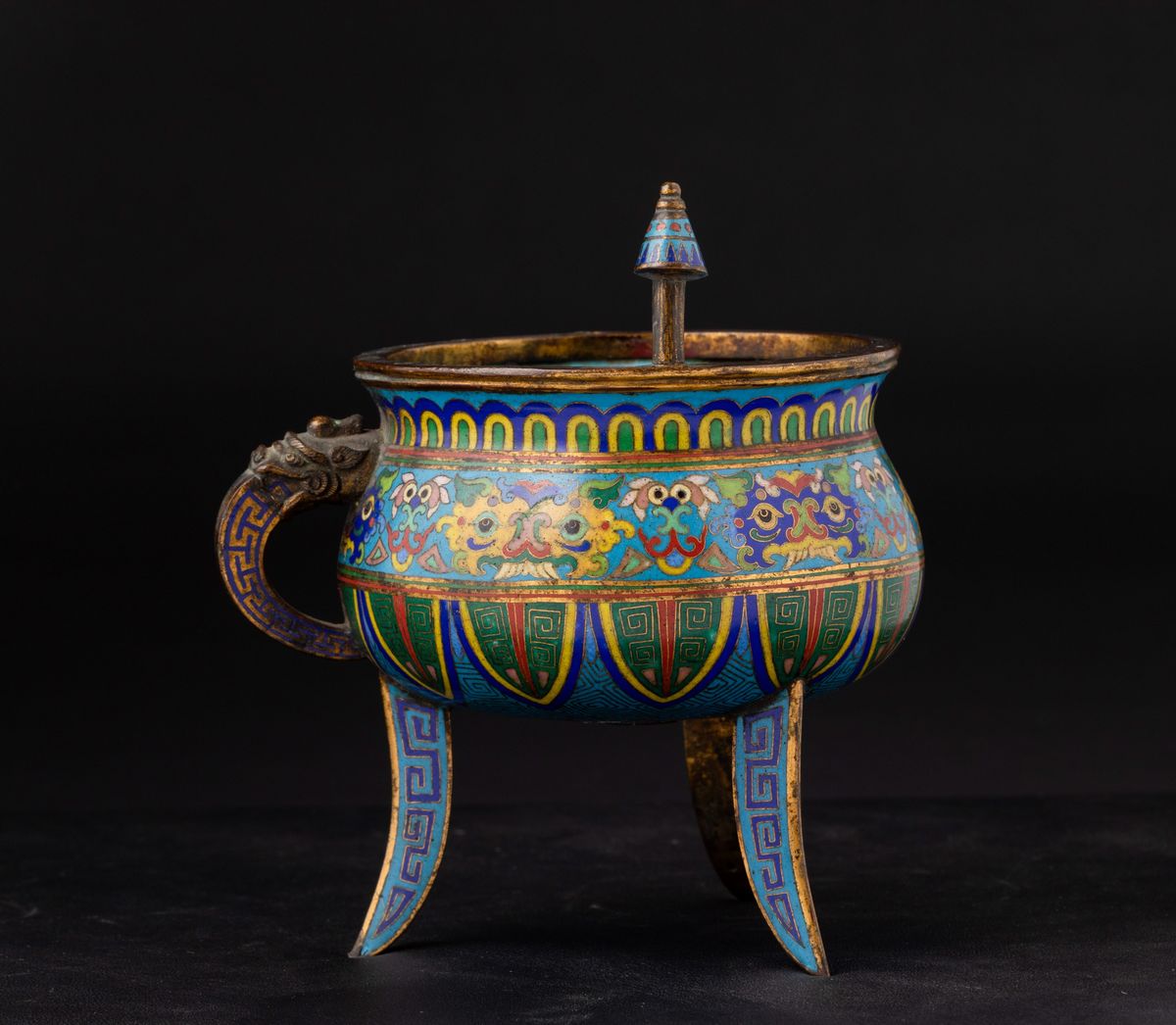 Incensiere Tripode a Smalti Cloisonnè con Decori D'ispirazione Arcaica e Ansa con Mascherone, Cin...