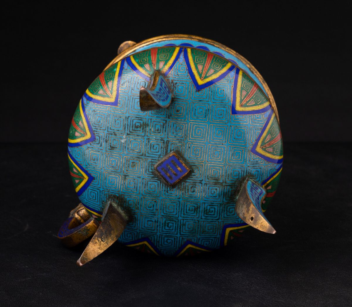 Incensiere Tripode a Smalti Cloisonnè con Decori D'ispirazione Arcaica e Ansa con Mascherone, Cin...