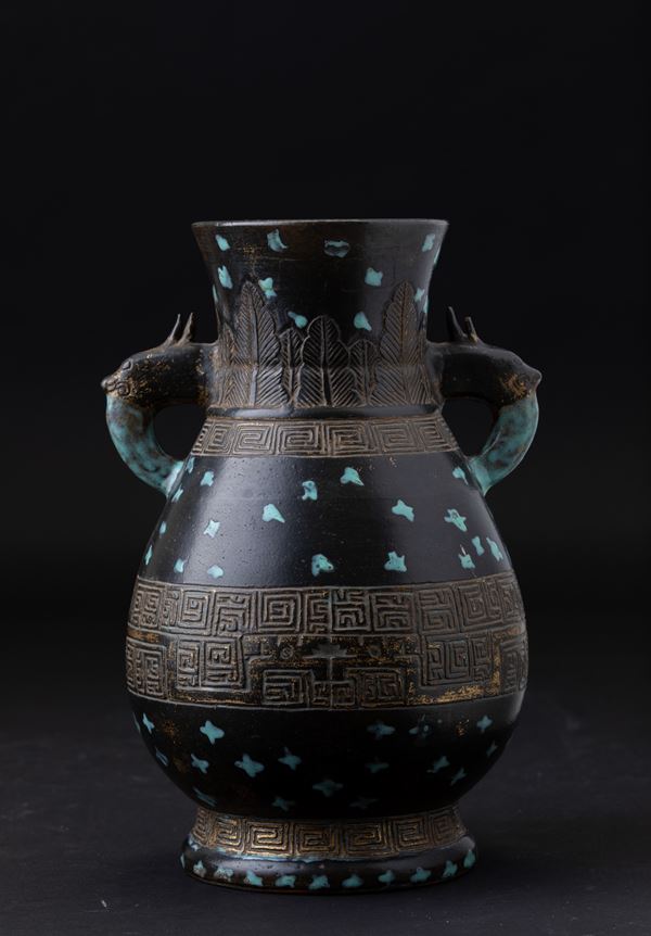 Vaso in porcellana smaltata con anse a foggia di draghetto, motivi d'ispirazione arcaica incisi e decori splashed sui toni del turchese, Cina, Dinastia Qing, epoca Guangxu (1875-1908)