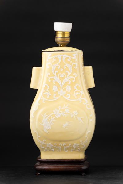 Vaso Hu in Porcellana con Motivi Floreali su Fondo Giallo, Cina, XX Secolo