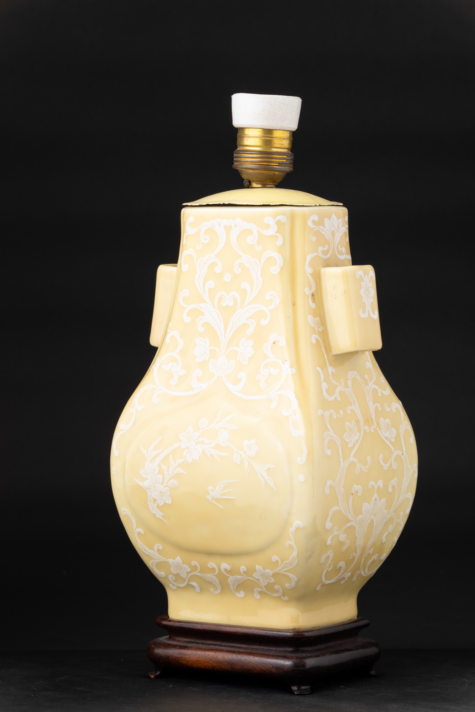 Vaso Hu in Porcellana con Motivi Floreali su Fondo Giallo, Cina, XX Secolo