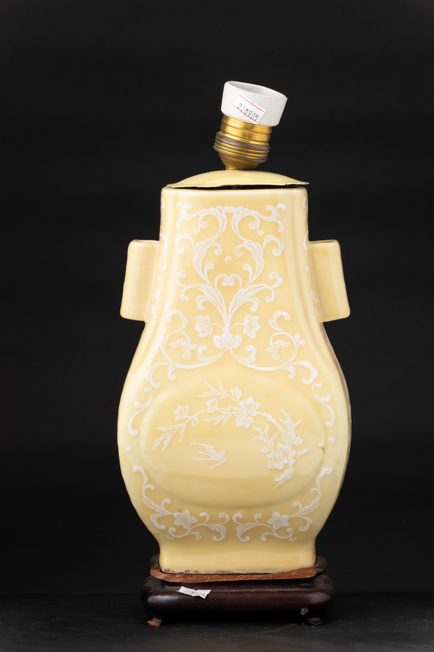 Vaso Hu in Porcellana con Motivi Floreali su Fondo Giallo, Cina, XX Secolo